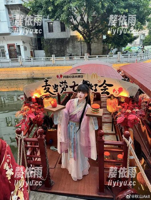 秋山AkI 当cos遇上秋山AkI,mirror里的彩云简直适合走出画框!