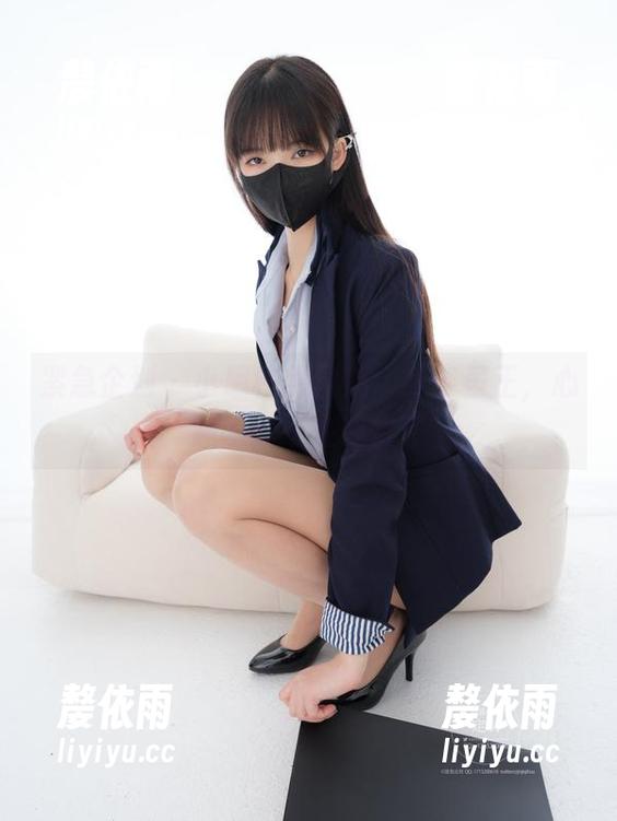 紧急企划 - 小恩校服图集：身姿虽正，心思早就不在课堂了
