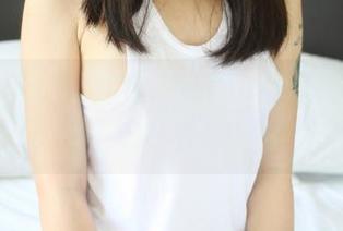 美媛馆 – 免费欣赏Carina绮里嘉的毛衣，顺便帮我递个热水杯呗，这图太暖心！