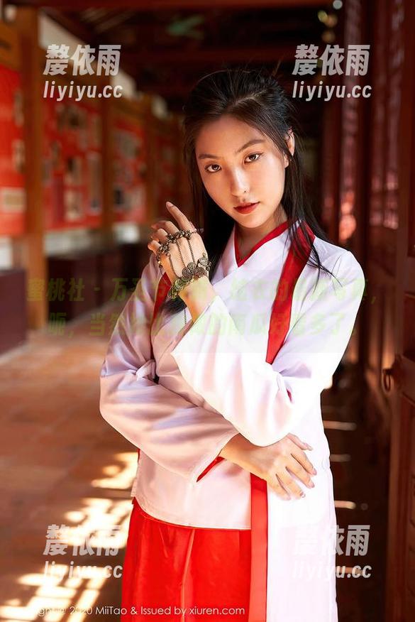 蜜桃社 - 万圣节特辑，结衣的最新写真，呃，当然她比我做的南瓜好看多了。