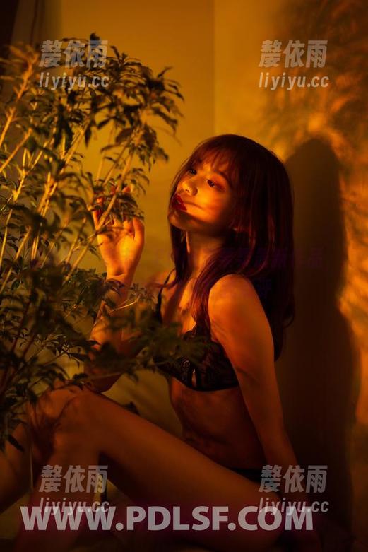 轰趴猫-Ellie艾栗栗 轰趴猫 - 直击:Ellie艾栗栗最新作品,内衣的诱惑在等我点评