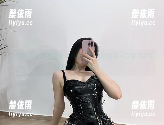 微密圈 - 铁锤姐姐女神合集，图片里的每一次眼神交汇都让人想入非非。