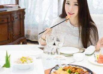 魅妍社 – 套图预警：王婉悠在海边，居然让浪花都开始嫉妒那身材！