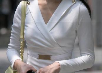 魔镜街拍 – 黑丝与白色吊带的火花：婷婷的私拍美图，一定能勾起不少联想吧？