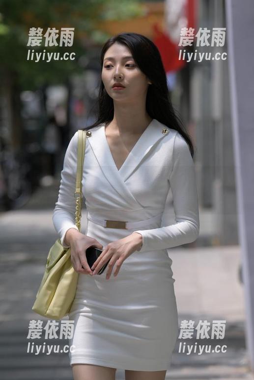 魔镜街拍-婷婷 魔镜街拍 - 黑丝与白色吊带的火花:婷婷的私拍美图,一定能勾起不少联想吧?