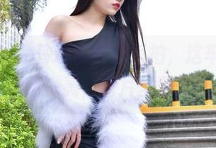魔镜街拍 – 玲玲的狂野街拍，这车展可真让人眼前一亮，图片里藏了什么？