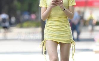 魔镜街拍的美图：这套包臀裙小姐姐，户外风光的完美搭配。